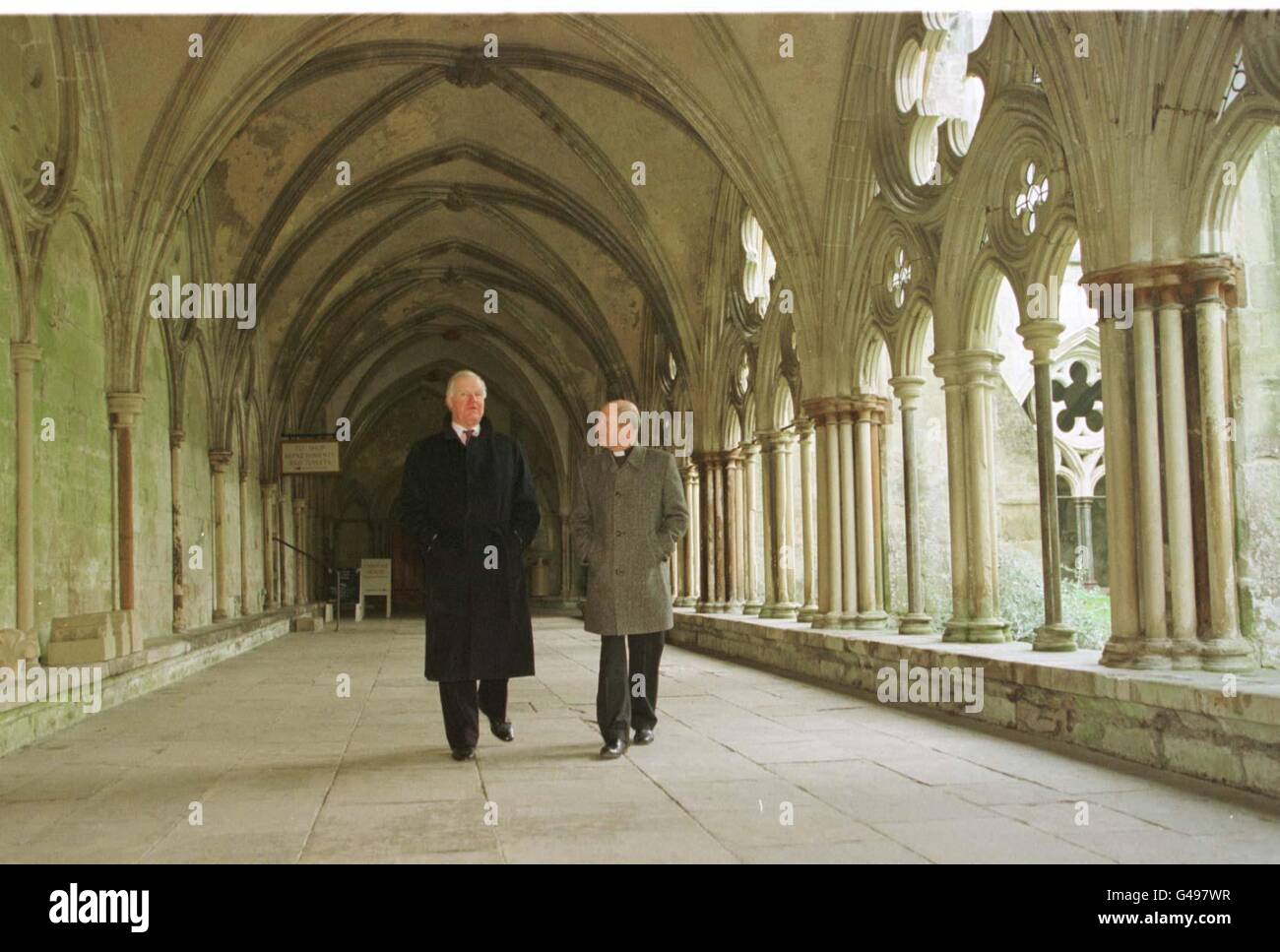 Sir Jocelyn Stevens, président du patrimoine anglais (à gauche) et le doyen de Sailsbury à la cathédrale de Salisbury, ont annoncé aujourd'hui (jeudi) des subventions pour des travaux de réparation essentiels sur 23 cathédrales. Photos de Tim Ockenden/PA. Regardez l'histoire de PA Banque D'Images