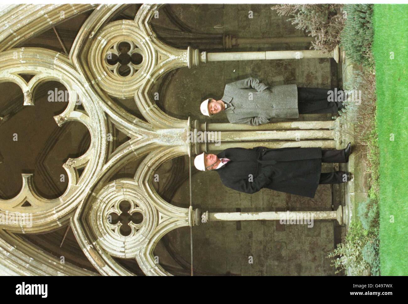 Sir Jocelyn Stevens, président du patrimoine anglais (à gauche) et le doyen de Sailsbury à la cathédrale de Salisbury, ont annoncé aujourd'hui (jeudi) des subventions pour des travaux de réparation essentiels sur 23 cathédrales. Photos de Tim Ockenden/PA. Regardez l'histoire de PA Banque D'Images