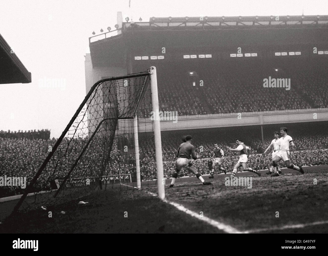 PA NEWS PHOTO 1/2/58 LE PREMIER BUT DE L'ARSENAL MARQUÉ PAR LE CENTRE DU TROUPEAU EN AVANT DANS UN MATCH CONTRE MANCHESTER UNITED AU STADE ARSENAL DE HIGHBURY, LONDRES. MAN UNITED A GAGNÉ LE MATCH 5 -4. Banque D'Images