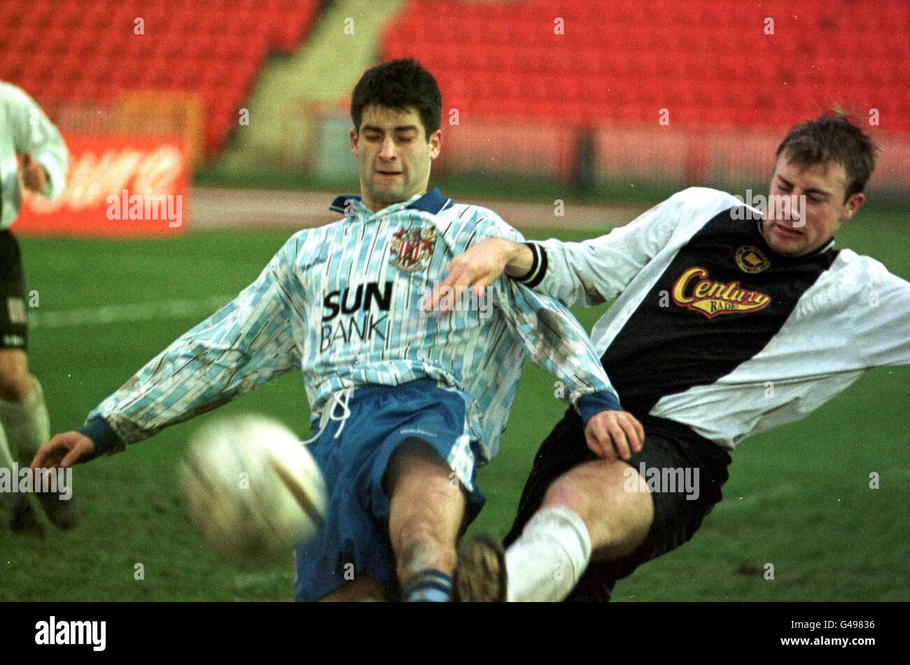 Steve Holden (à gauche) de Stevenage est défié par Mark Scott de Gateshead lors de leur match au stade de Gateshead aujourd'hui (samedi). Photo de David Cheskin. Banque D'Images