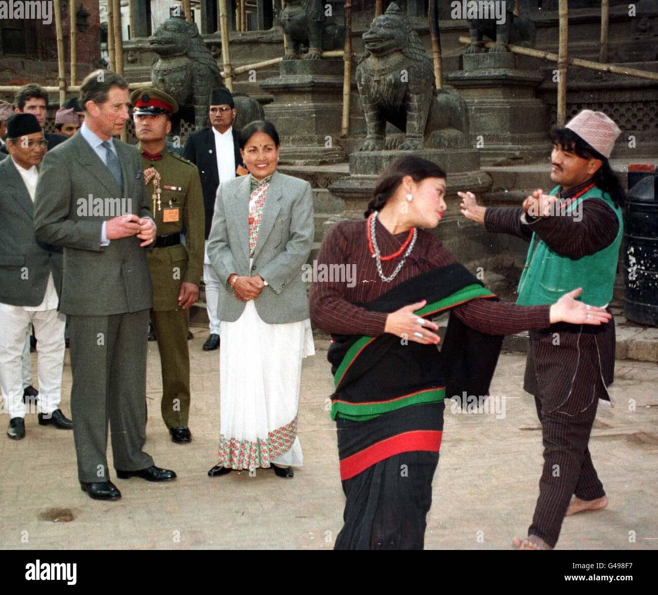 Le Prince de Galles observe des danseurs tribaux, lors de sa visite à Patan Durbar, à Katmandou cet après-midi (vendredi). Sun Rota pic par Arthur Edwards. Banque D'Images