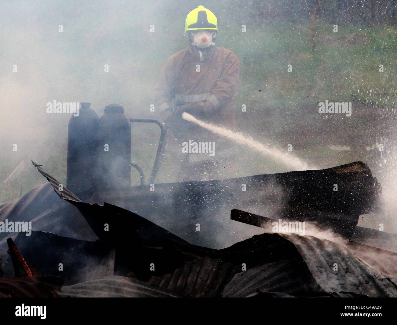 Des pompiers travaillent sur les lieux d'un incendie dans un hangar de chemin de fer à côté de la ligne ferroviaire principale d'Édimbourg à Glasgow à Bonnybridge, près de Cumbernauld. Banque D'Images