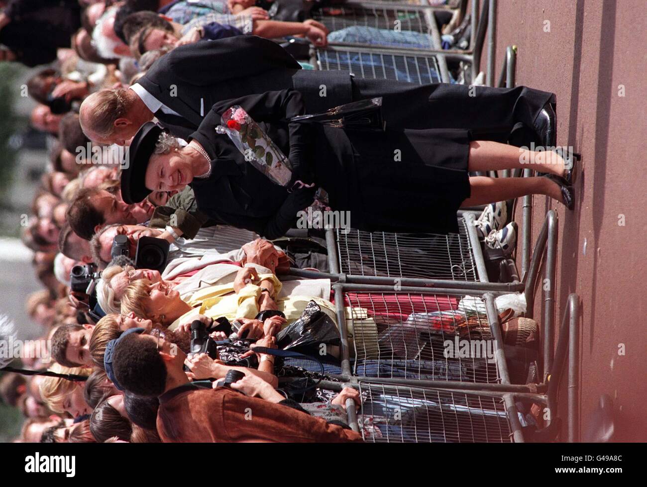 La Reine et le duc d'Édimbourg reçoivent aujourd'hui (vendredi) des hommages floraux rendus à Diana, princesse de Galles, par des adeptes de Buckingham Palace.Photo de Ben Curtis.Voir l'histoire de l'AP DIANA Queen. Banque D'Images
