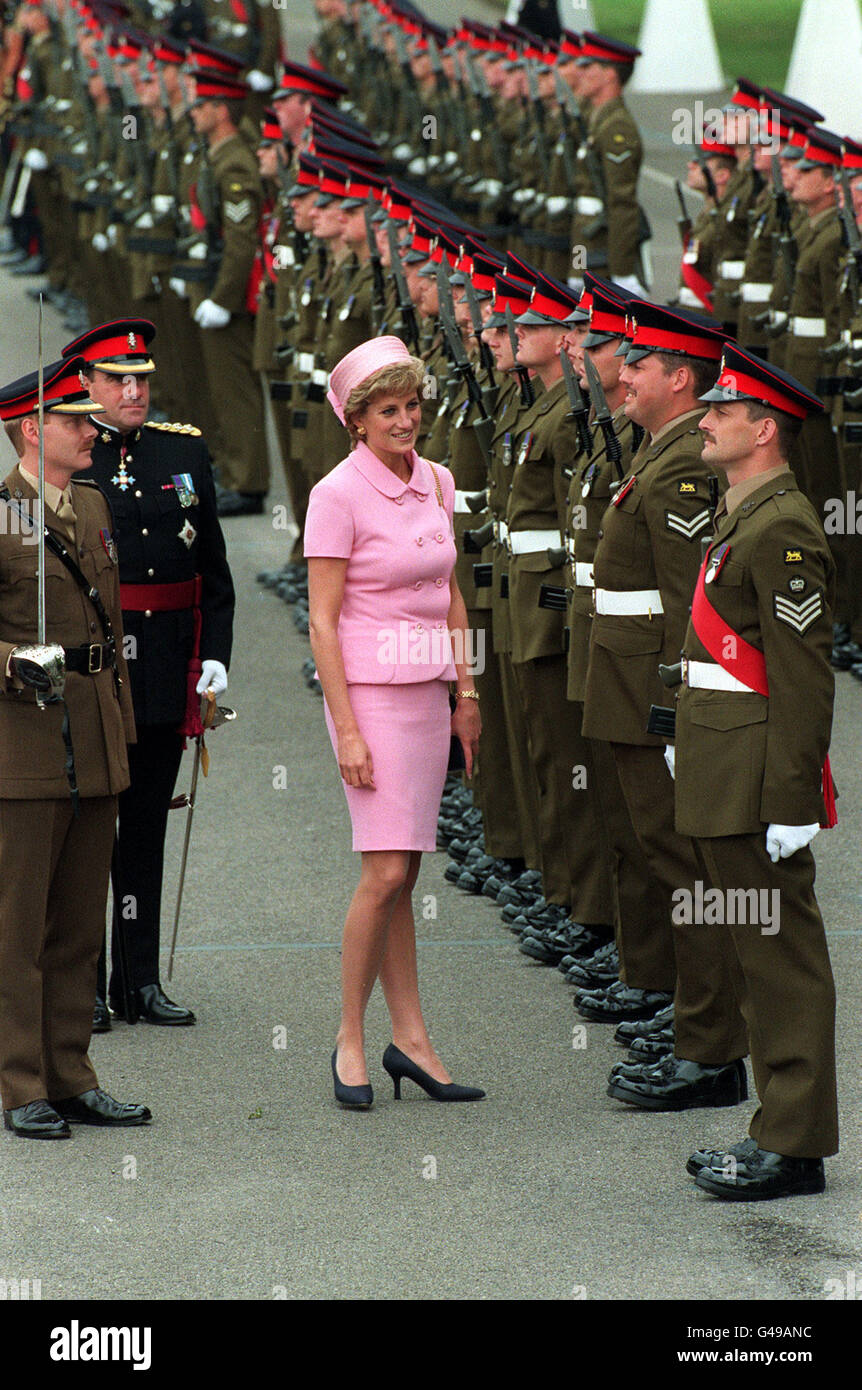 La princesse de Galles inspecte les troupes du deuxième Bataillon du Royal Regiment de la princesse de Galles lors de la présentation des couleurs, à la caserne Howe, à Canterbury. Banque D'Images