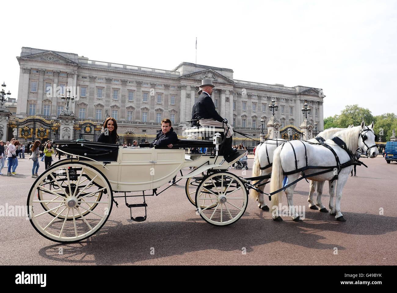 Camilla Luddington et Nico Evers-Swindell, les stars de William et Kate:The Movie, devant Buckingham Palace à Londres pour promouvoir la sortie DVD du film. Banque D'Images