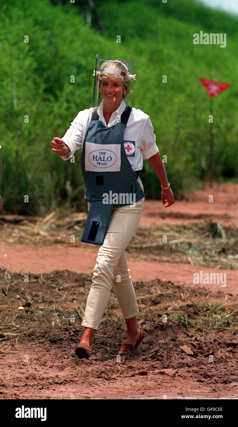 PA NEWS : 15/1/97 : Diana, princesse de Galles, promenades à travers un champ de mines EN ANGOLA AU COURS DE SA VISITE POUR VOIR LE TRAVAIL DE LA Croix-rouge britannique. PHOTO DE JOHN STILLWELL Banque D'Images