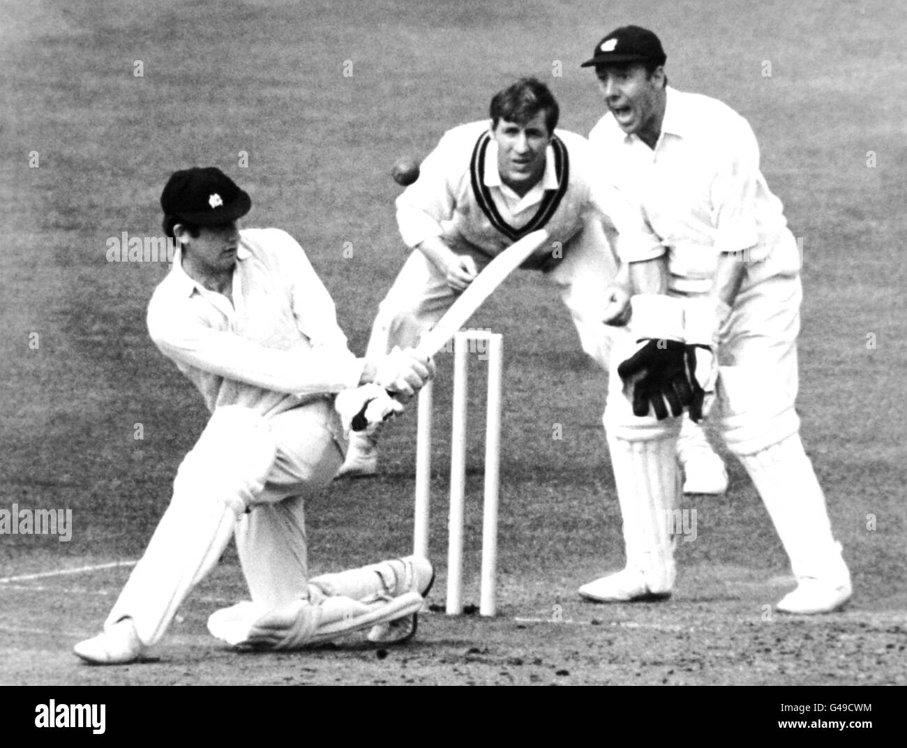 Cricket - Championnat du comté - Middlesex v Essex - deuxième jour - Lord's.Keith Fletcher (Essex) tente de balayer Fred Titmus Banque D'Images