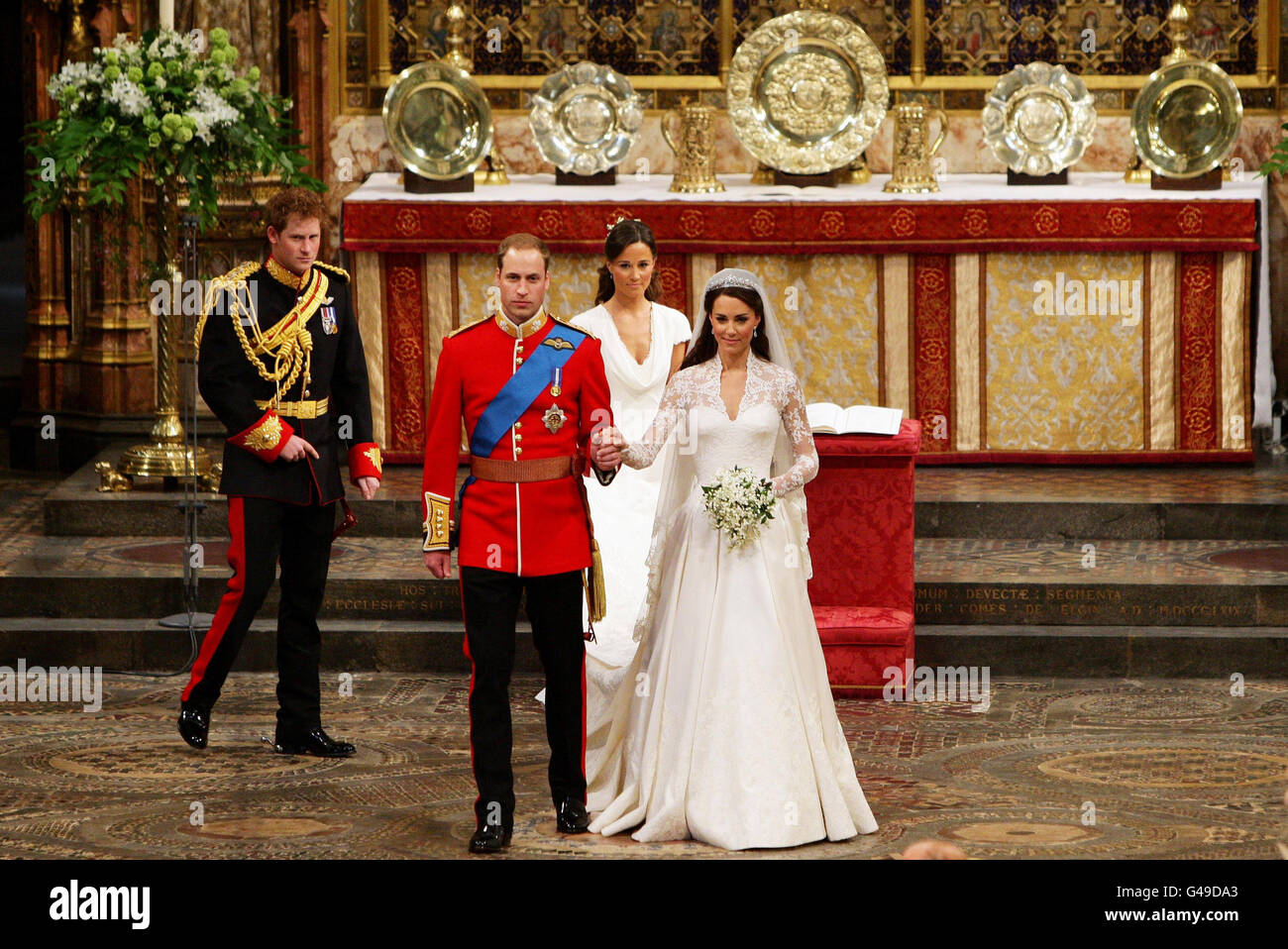 Le prince William et sa mariée Kate quittent l'abbaye de Westminster, à Londres, après leur mariage, puis le prince Harry (arrière, gauche) et Pippa Middleton (arrière, droite). Banque D'Images