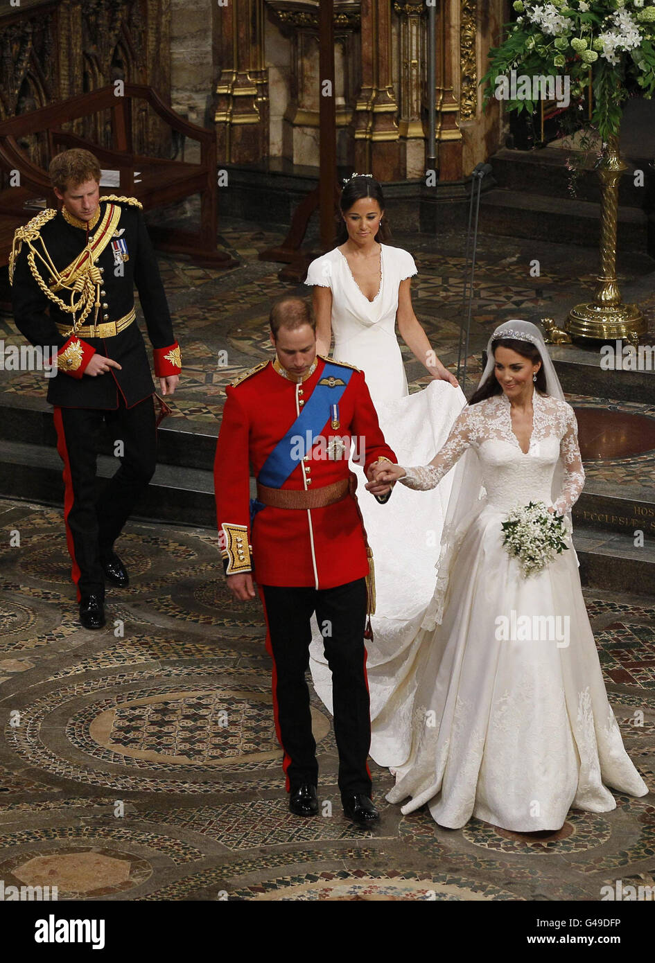 Robe Pippa Middleton Mariage Kate Le prince William et sa mariée Kate, suivis du meilleur prince Harry et de  la femme d'honneur Pippa Middleton, quittent l'abbaye de Westminster à  Londres, après leur service de mariage Photo Stock -