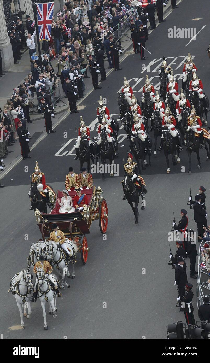 Le prince de Grande-Bretagne William, sa mariée Kate, déferle alors qu'ils se rendent au palais de Buckingham dans un Landau d'État de 1902 le long de la route de procession après leur mariage à l'abbaye de Westminster, dans le centre de Londres. APPUYEZ SUR ASSOCIATION photo. Date de la photo: Vendredi 29 avril 2011. Voir mariage histoire PA . Le crédit photo devrait se lire: Luke MacGregor/PA Wire Banque D'Images