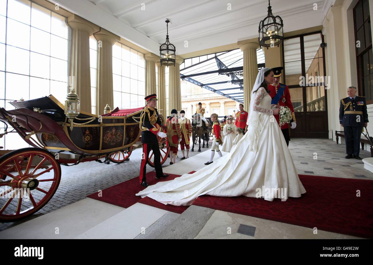 Le Prince William et sa mariée Kate arrivent au Palais de Buckingham après leur mariage à l'abbaye de Westminster, à Londres. APPUYEZ SUR ASSOCIATION photo. Date de la photo: Vendredi 29 avril 2011. Voir l'histoire DE mariage de PA. Le crédit photo devrait se lire comme suit : Andrew Winning/PA Wire Banque D'Images