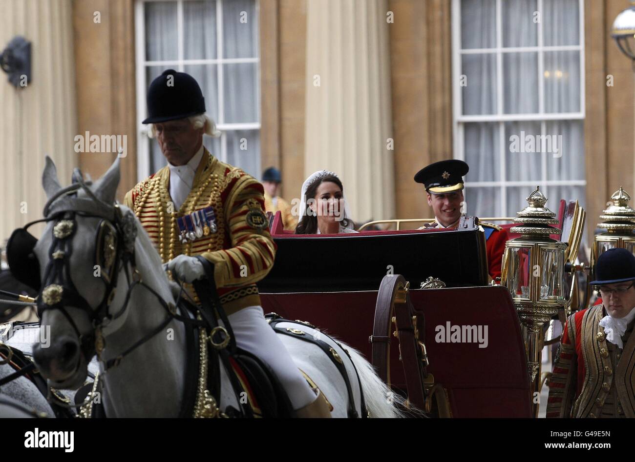 Le Prince William et sa mariée Kate arrivent au Palais de Buckingham après leur mariage à l'abbaye de Westminster, à Londres. APPUYEZ SUR ASSOCIATION photo. Date de la photo: Vendredi 29 avril 2011. Voir l'histoire DE mariage de PA. Le crédit photo devrait se lire comme suit : Andrew Winning/PA Wire Banque D'Images