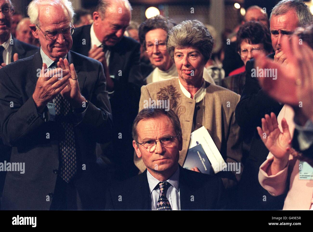 Auteur et ancien député conservateur, Jeffery Archer (devant, assis) est applaudi par les délégués à la Conférence du Parti conservateur à Blackpool aujourd'hui (mercredi) après sa présentation d'un discours puissant dans le débat sur la réforme et le renouveau du Parti cet après-midi. Photo de David Cheskin/PA Banque D'Images