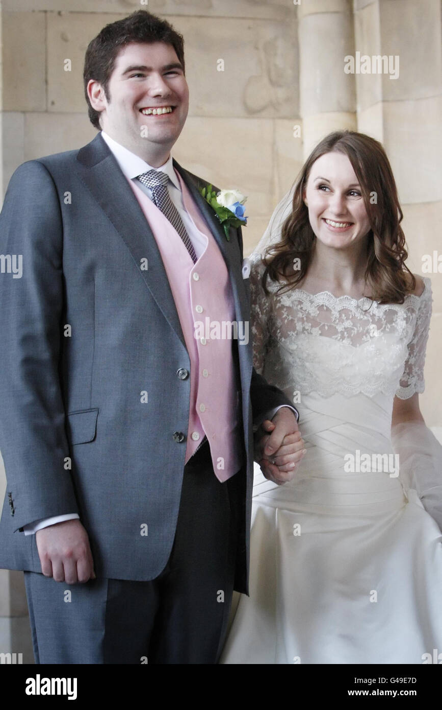 Mariée Cassie Staines, 26 ans, et son nouveau mari Alex Staines, 27 ans, qui s'est marié aujourd'hui à St Andrews, en Écosse, la même ville que le prince William et Kate Middleton ont rencontré. Banque D'Images