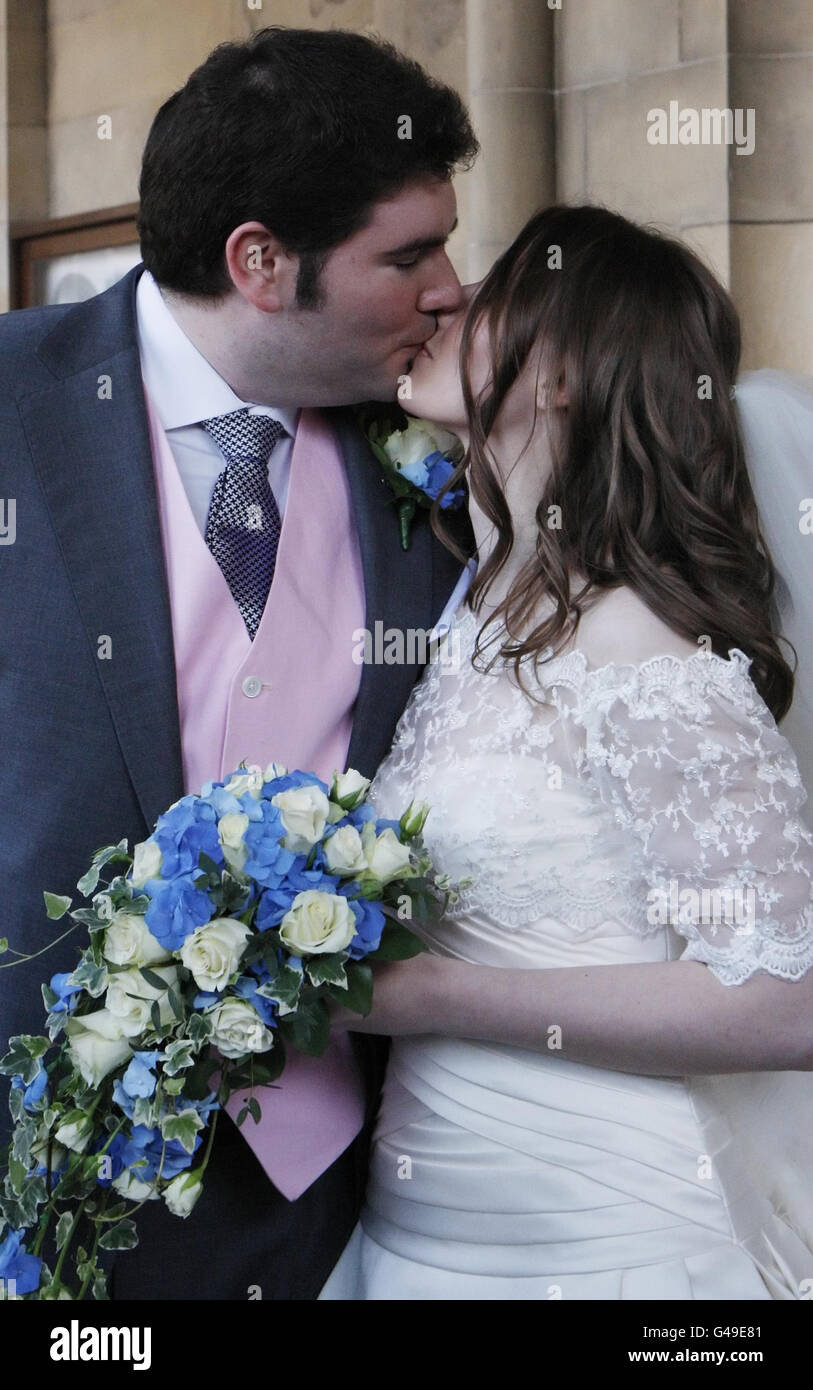 Mariée Cassie Staines, 26 ans, et son nouveau mari Alex Staines, 27 ans, qui s'est marié aujourd'hui à St Andrews, en Écosse, la même ville que le prince William et Kate Middleton ont rencontré. Banque D'Images