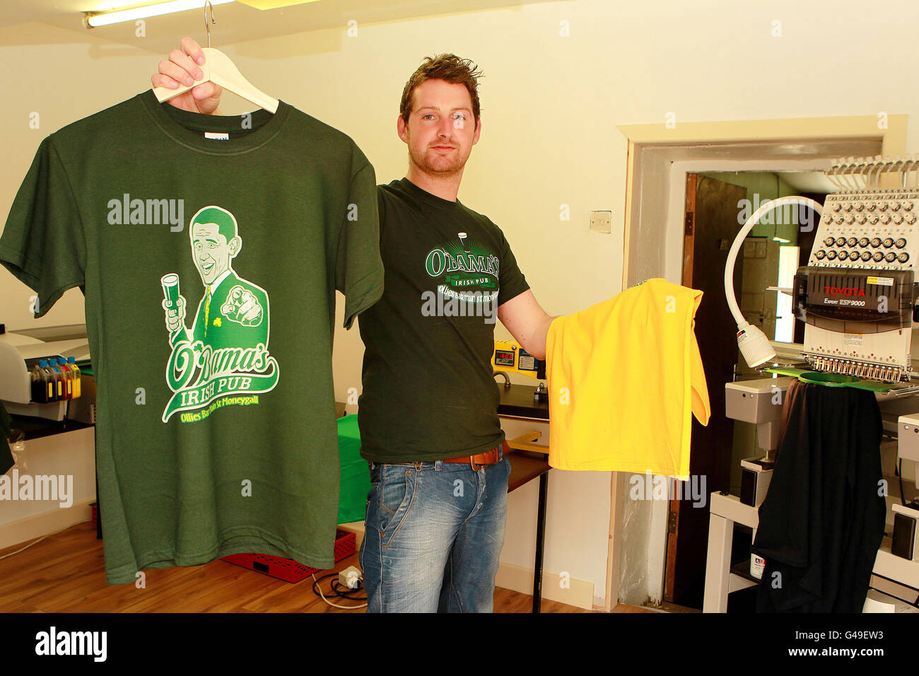 L'homme local Billy Hayes tient des t-shirts de Barack Obama dans son magasin de Moneygall, Co Offaly, alors que la fièvre d'Obama balaye le village avec des locaux réparant des trottoirs et peignant des maisons avant l'arrivée du président plus tard ce mois-ci. Banque D'Images
