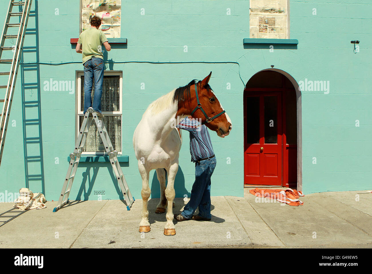 Greg Ryan (à gauche) discute avec Micheal Douglas sur la rue principale de Moneygall, Co Offaly, alors que la fièvre d'Obama balaye le village avec des habitants réparant des trottoirs et peignant des maisons avant l'arrivée du président Barack Obama plus tard ce mois-ci. Banque D'Images