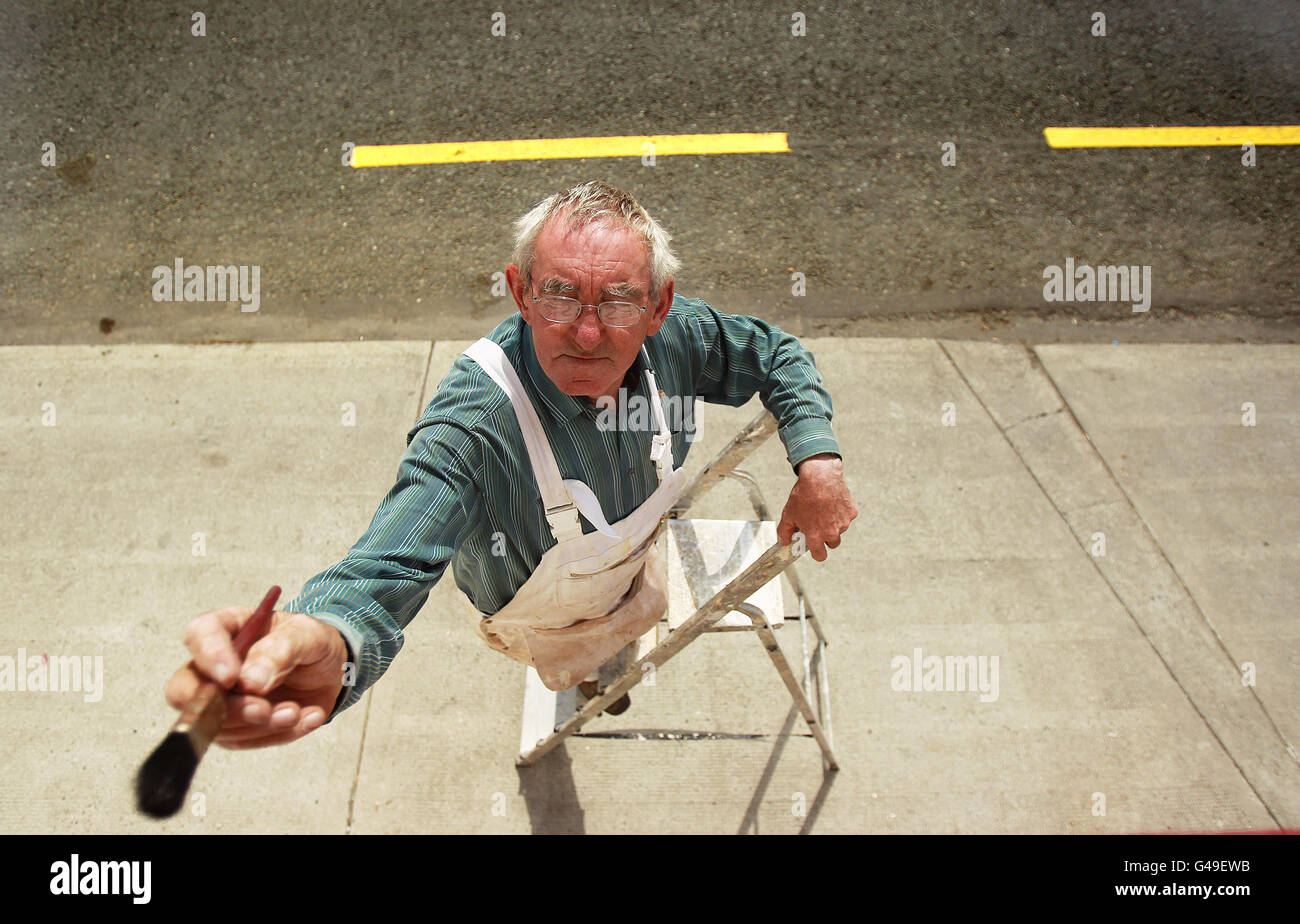 L'homme local Patrick Hayes peint à Moneygall, Co Offaly, alors que la fièvre d'Obama balaie le village avec des locaux réparant des trottoirs et peignant des maisons avant l'arrivée du président Barack Obama plus tard ce mois-ci. Banque D'Images