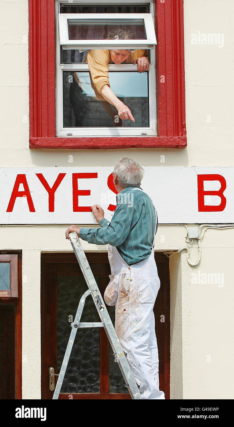 La locale Julia Hayes dirige Patrick Hayes où peindre de sa chambre à Moneygall, Co Offaly, alors que la fièvre d'Obama balaye le village avec des locaux réparant des trottoirs et peignant des maisons avant l'arrivée du président Barack Obama plus tard ce mois-ci. Banque D'Images