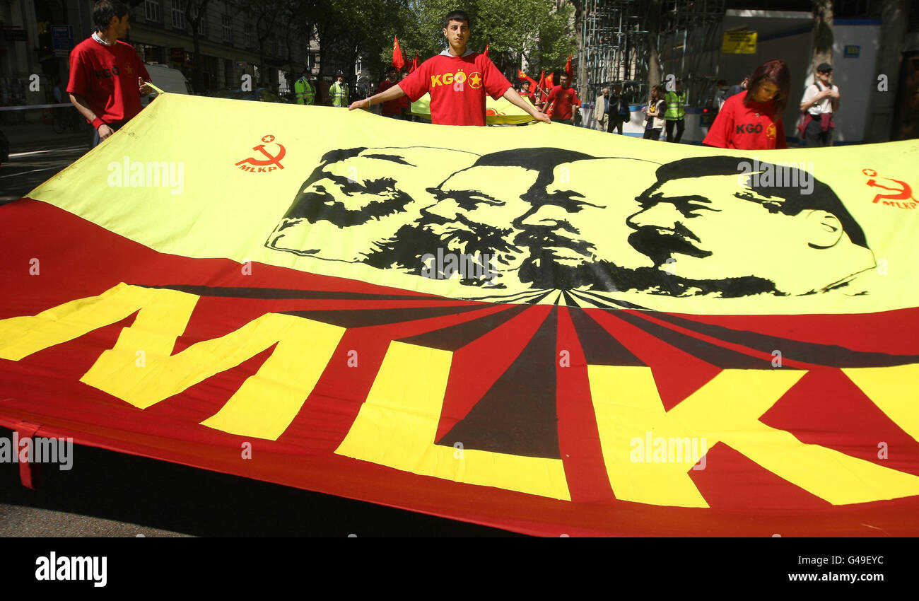Des manifestants participent à la marche du jour de mai dans le centre de Londres. Banque D'Images