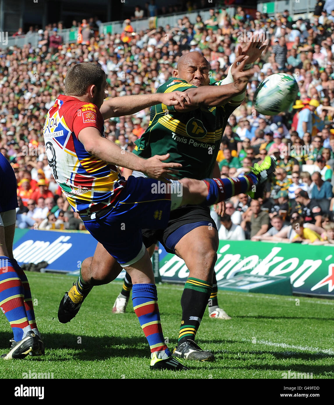 Rugby Union - Heineken Cup - semi final - Northampton Saints / USA Perpignan - stade:mk.Soane Tonga'uiha de Northampton Saints déporte un coup de pied de David Mele de Perpignan Banque D'Images