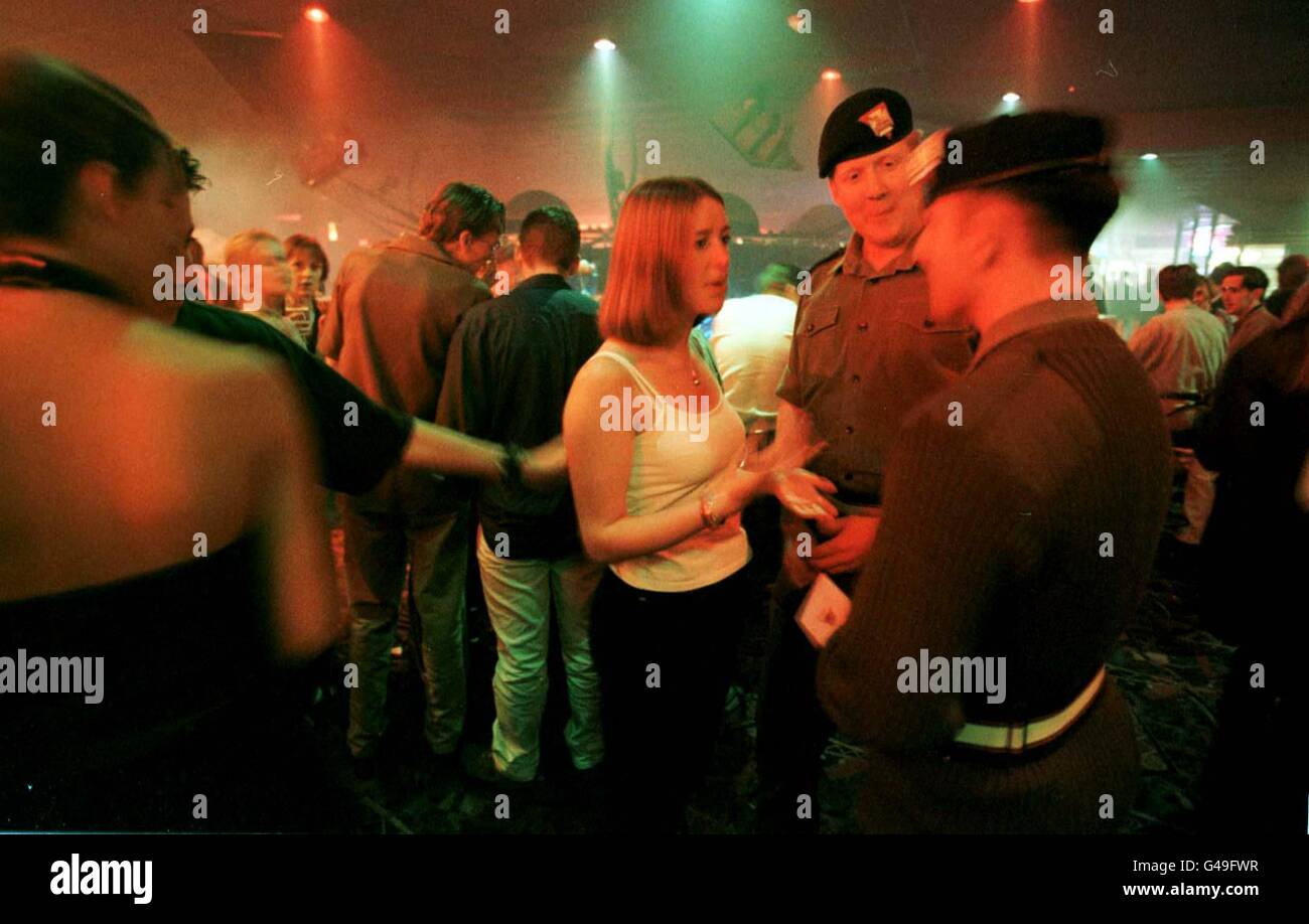 Des membres du Royal Gloucestershire Berkshire and Wiltshire Regiment, lors d'une campagne de recrutement à la discothèque Utopia, à Reading, hier soir (mardi). Voir PA Story Defense Recruit. Photo Tim Ockenden/PA Banque D'Images