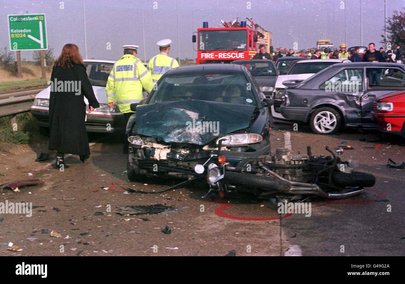 Info Accident De La Route Aujourd Hui La scène d'un accident de la route sur l'A12 dans l'Essex près de  Rivenhall, entre Colchester et Chelmsford. Le brouillard épais a causé le  chaos de la route aujourd'hui (dimanche) avec la