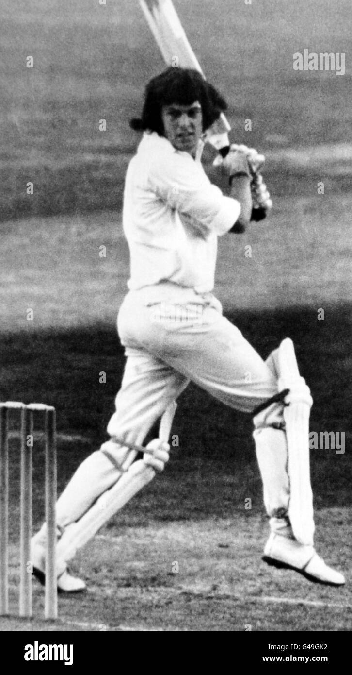 Cricket - Championnat du comté - Middlesex v Kent - deuxième jour - Lord's.Graham Johnson (Kent) joue une balle de Keith Jones. Banque D'Images