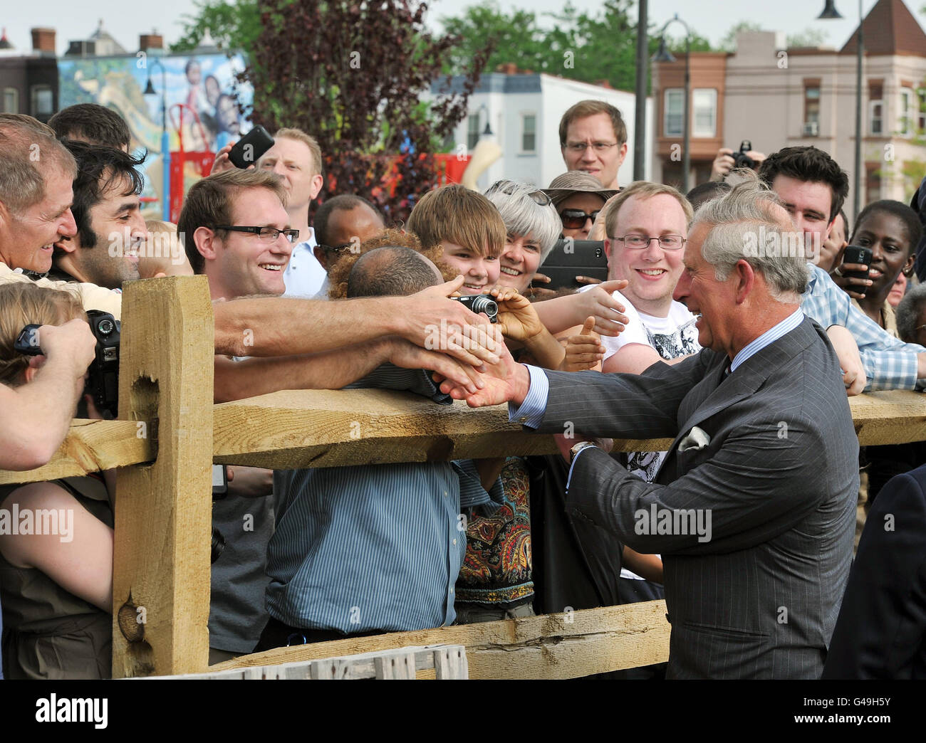 Le Prince de Galles est accueilli par des adeptes de la bonne ville commune Farm à Ledroit Park à Washington DC, après être arrivé de Grande-Bretagne dans la capitale des États-Unis. Banque D'Images