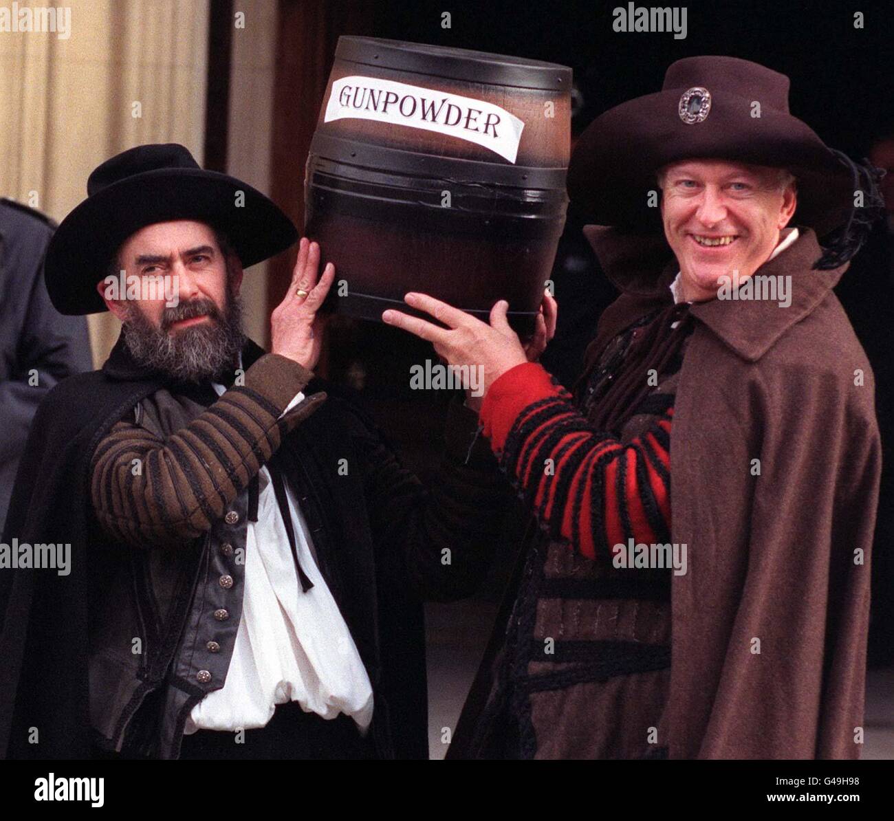 Tom Paterson (à gauche) comme Robert Catesby (l'un des conspirateurs de Guy  Fawkes) et le député travailliste Brian Iddon, comme Guy Fawkes, posent  aujourd'hui avec un baril de poudre à canon devant