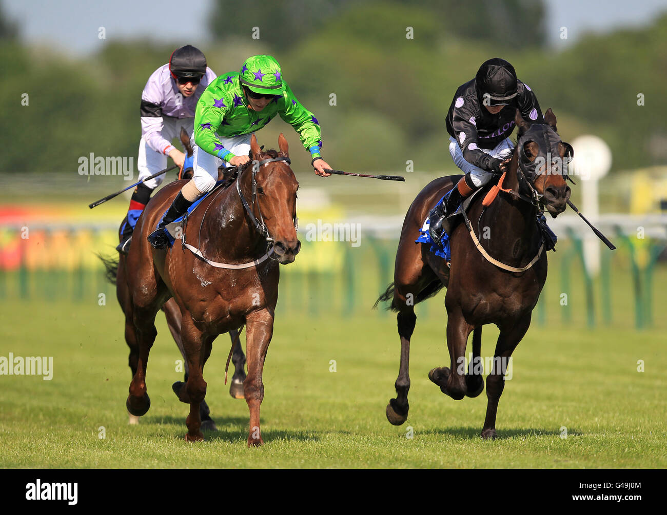 Ils sont criés par Matthew Lawson (l) et Jonnie Skull Par Toby Atkinson (r) terminer dans une chaleur morte dedans Le Bet totepool à totesport.com Apprentice handicap mises Banque D'Images