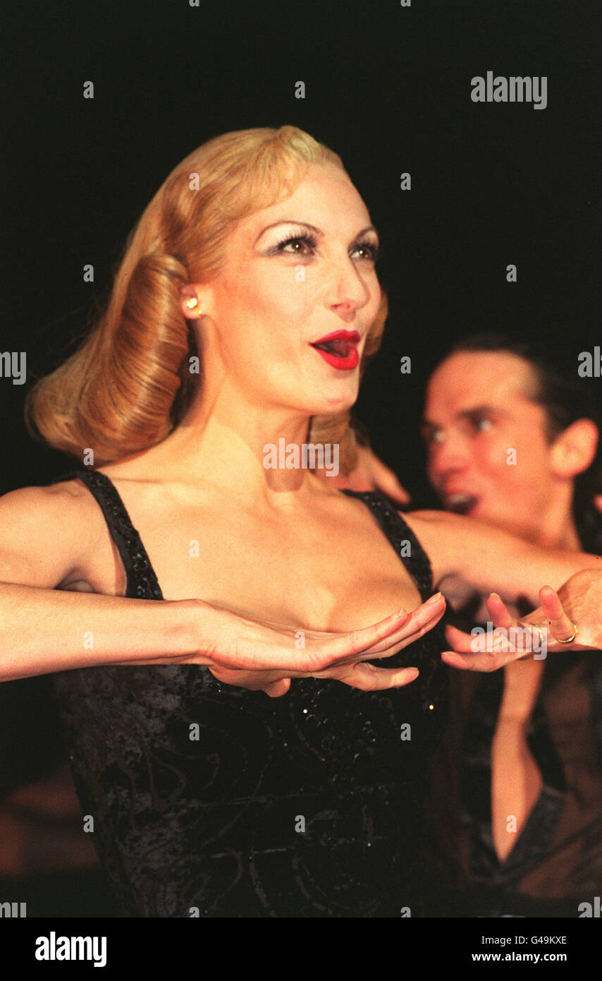 PA NEWS PHOTO 11/11/97 Ute Lemper interprète une scène lors d'un photocall pour la nouvelle comédie musicale 'Chicago' à Adelphi à Londres ce soir (mardi).Photo de Paul Treacy/PA. Banque D'Images