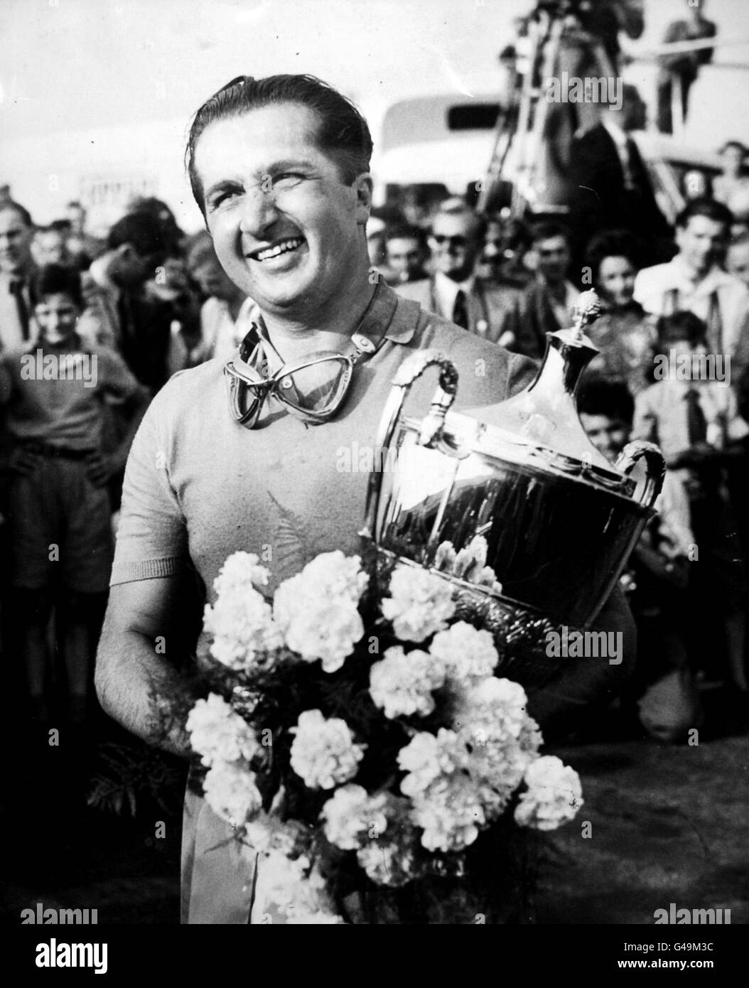 Course automobile Formula One - course internationale de Trophée - Silverstone.Alberto Ascari (Italie) vainqueur d'une Ferrari à une vitesse de 89.53 mph avec le trophée après la course Banque D'Images