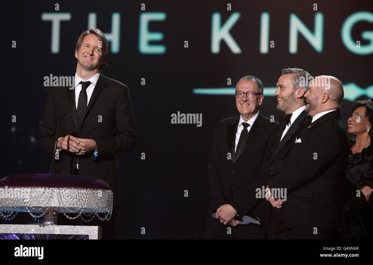 Le réalisateur Tom Hooper (à gauche) et Geoffrey Rush (au centre) acceptent le prix du meilleur drame sur scène lors des National Movie Awards 2011 à Wembley Arena, Londres Banque D'Images