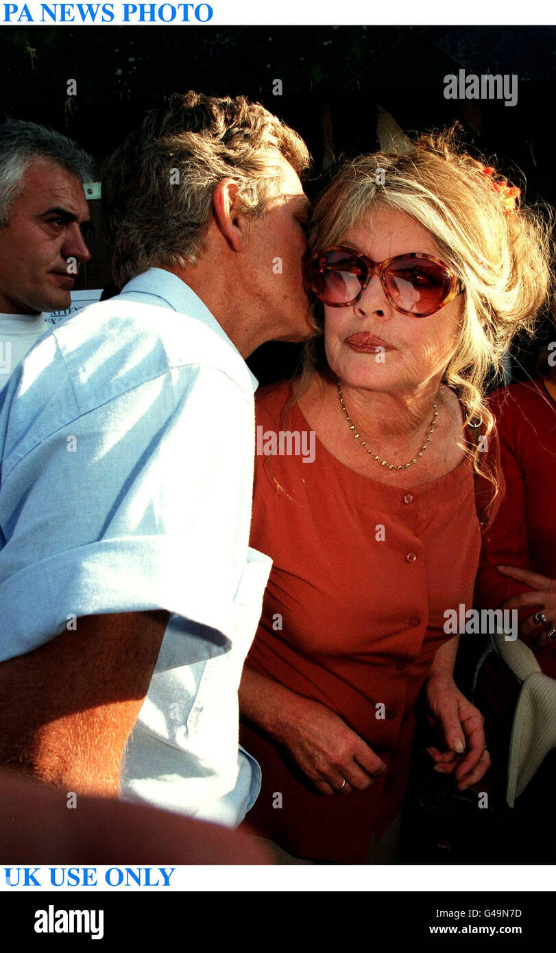 PA NEWS PHOTO 5/10/97 : ROYAUME-UNI UTILISER SEULEMENT BRIGITTE BARDOT ET SON MARI BERNARD DORMALE À SA FONDATION POUR LES ANIMAUX À SAINT AUBIN, FRANCE Banque D'Images