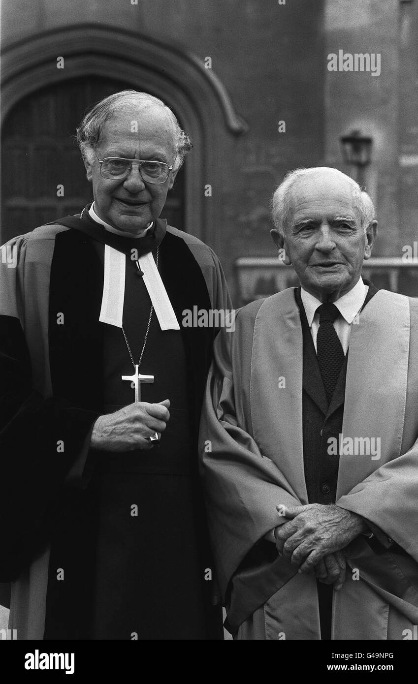 PA NEWS PHOTO 16/6/88 L'ARCHEVÊQUE DE CANTERBURY DR ROBERT RUNSEE AVEC LE DRAMATURGE CHRISTOPHER FRY DE CHICHESTER WEST SUSSEX AU DIPLÔME DE LAMBETH EN RECONNAISSANCE DE SON TRAVAIL DE DRAMATURGE ET DE SA CONTRIBUTION AU DRAME RELIGIEUX Banque D'Images