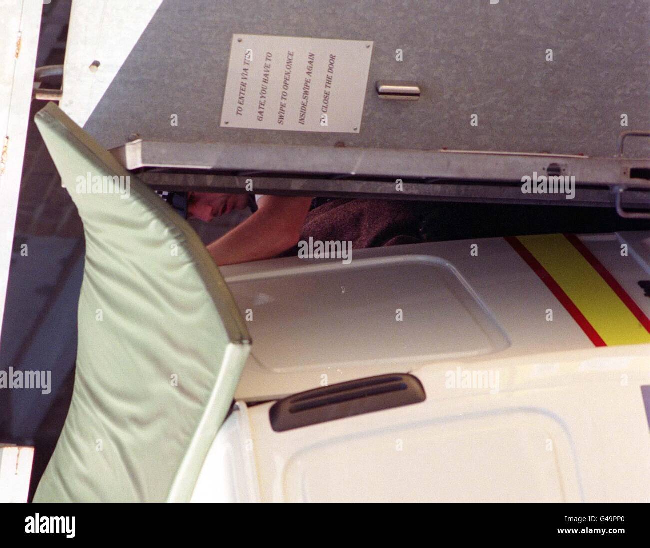 Michael Stone, 37 ans, de Skinner Street, Gillingham, Kent, Est caché sous une couverture comme il est pris de Medway Magistrate à Chatham, aujourd'hui (mardi), où il a été accusé des meurtres de Lin Russell et de sa fille de six ans Megan. Mme Russell et ses filles ont été attaquées à Chillenden, dans le Kent, alors qu'elles rendaient d'un gala de natation à l'école le long d'un sentier isolé le 9 juillet dernier. Josie Russell, alors neuf ans, a été la seule survivante de l'attaque au marteau et se remet maintenant chez elle dans le nord du pays de Galles avec son père Shaun. Voir PA Story COURTS Russell. Photo de John Stillwell. Banque D'Images