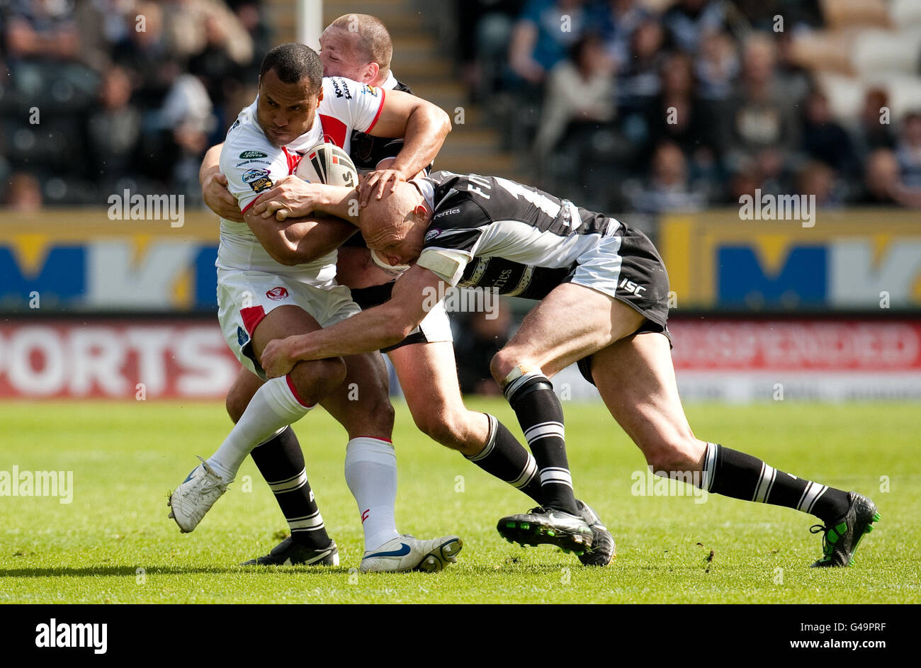 Francis Meli de St Helens est affronté par Craig Fitzgibbon du FC Hull lors du match de la Super League engage au KC Stadium, à Hull. Banque D'Images