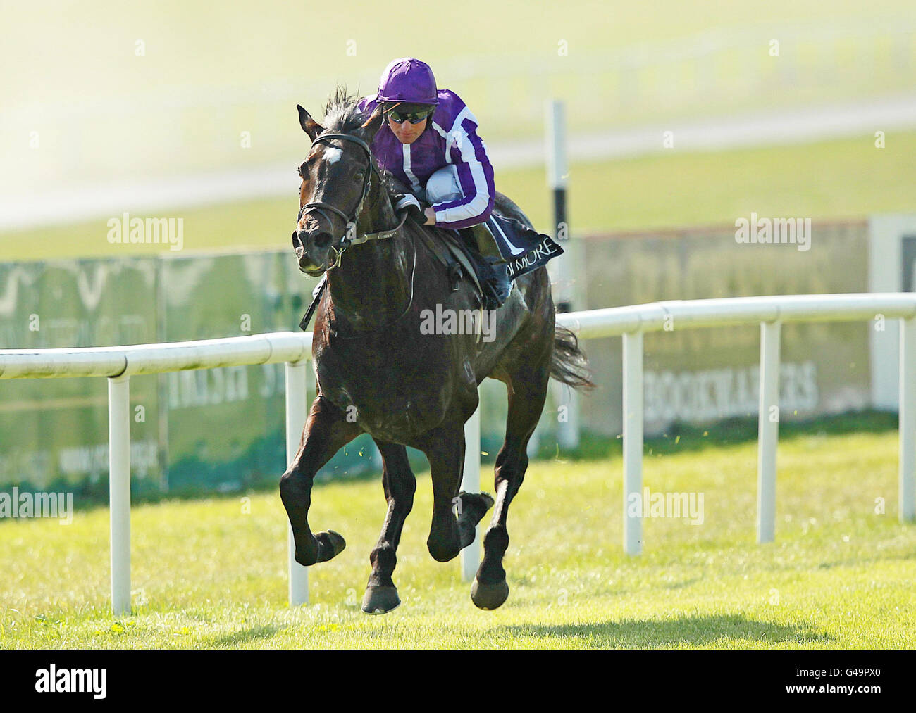 Vous pensez donc être happé par le jockey Andrew Heffernan sur le chemin de gagner les enjeux du High Chaparral Europen Breeders Fund Mooresbridge lors de la journée de course du Newbridge Community Festival à l'hippodrome de Curragh, Dublin. Banque D'Images