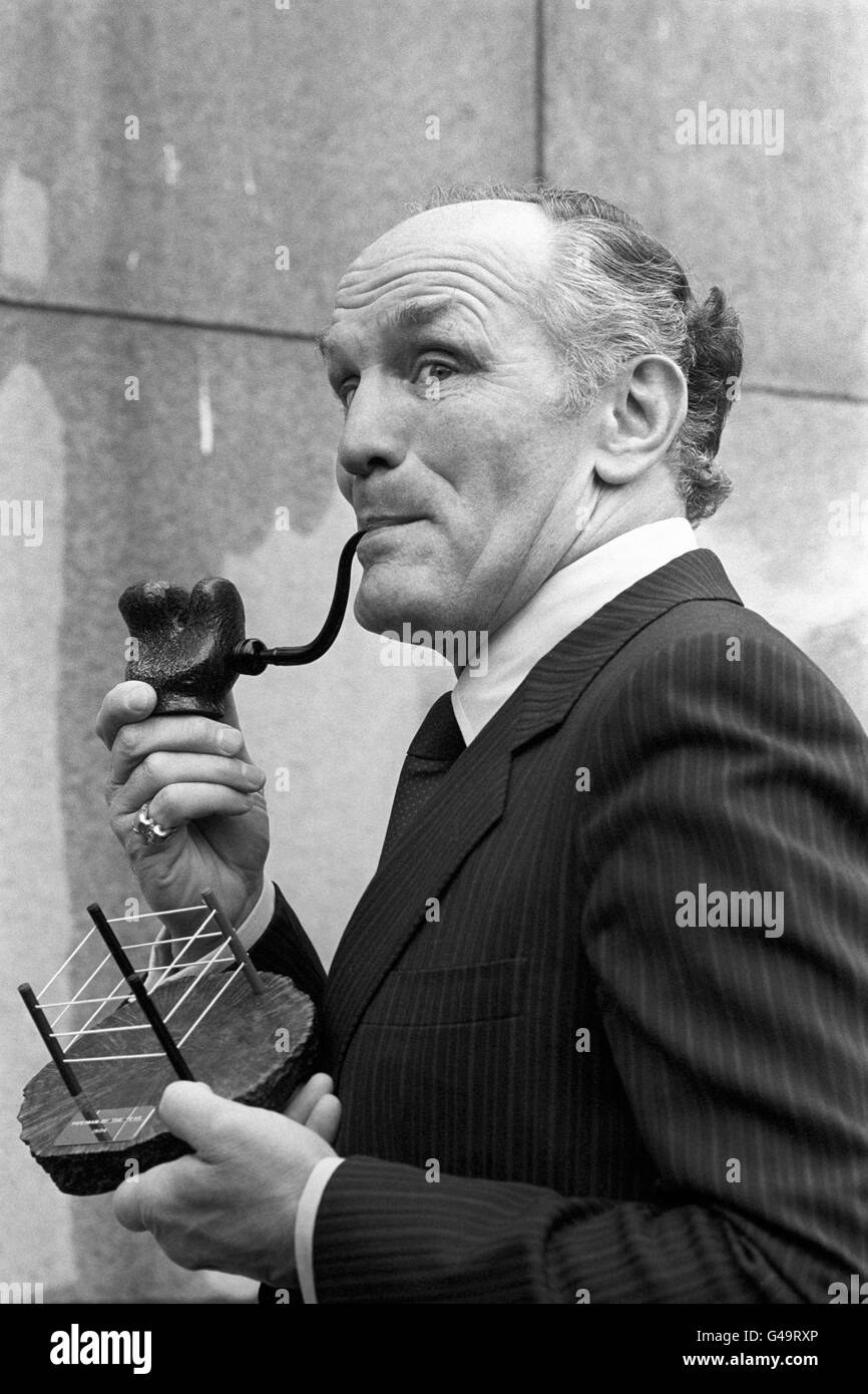 À l'hôtel Savoy de Londres, Henry Cooper, ancien champion britannique de boxe Heavyweight après avoir été élu le 20e Pipeman annuel de l'année, tenant une réplique de l'anneau de boxe et un tuyau sculpté comme un gant de boxe. Banque D'Images