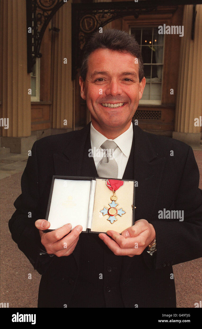 PA NEWS PHOTO 05/12/95 261451-6 ROGER WARD DIRECTEUR DES COLLÈGES EMPLOYEURS FORUM REÇOIT UN CBE POUR LES SERVICES À L'ENSEIGNEMENT SUPÉRIEUR. Investiture à Buckingham Palace, Londres Banque D'Images