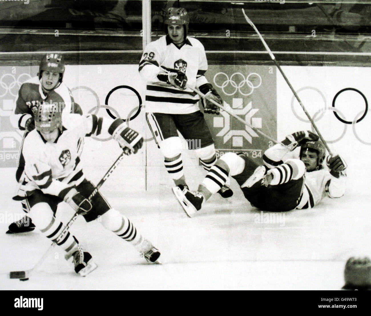 Hockey sur glace - Jeux Olympiques d'hiver de Sarajevo - Groupe B - Tchécoslovaquie / Finlande Banque D'Images