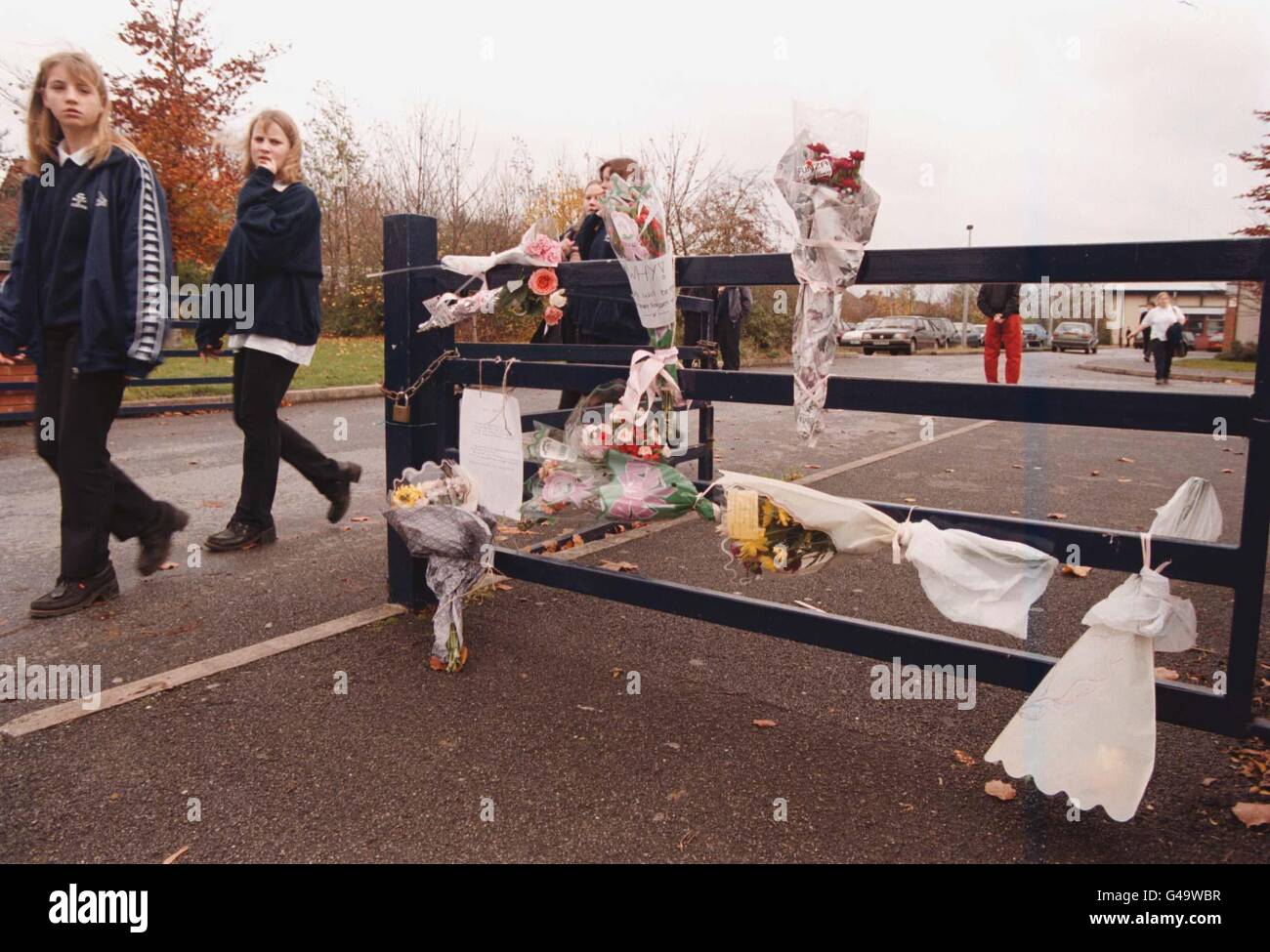 Les autres élèves laissent des fleurs aux portes de l'école secondaire St Thomas, Exeter, après le meurtre de Kate Bushell, âgée de 14 ans, qui a été retrouvée avec sa gorge coupée à 300 mètres de la maison de sa famille.Voir récit de police meurtre./PA Banque D'Images