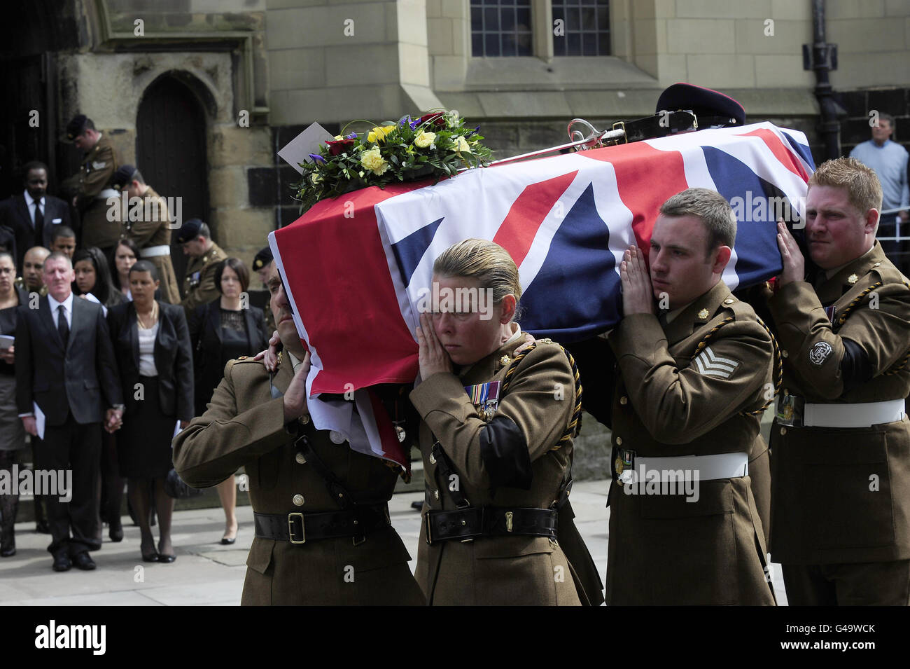 Les mouneurs observent que des collègues du 11 EOD Regiment du Royal Army Logistic corps portent le cercueil du capitaine Lisa Head de l'église paroissiale de Huddersfield après son service funéraire. Banque D'Images