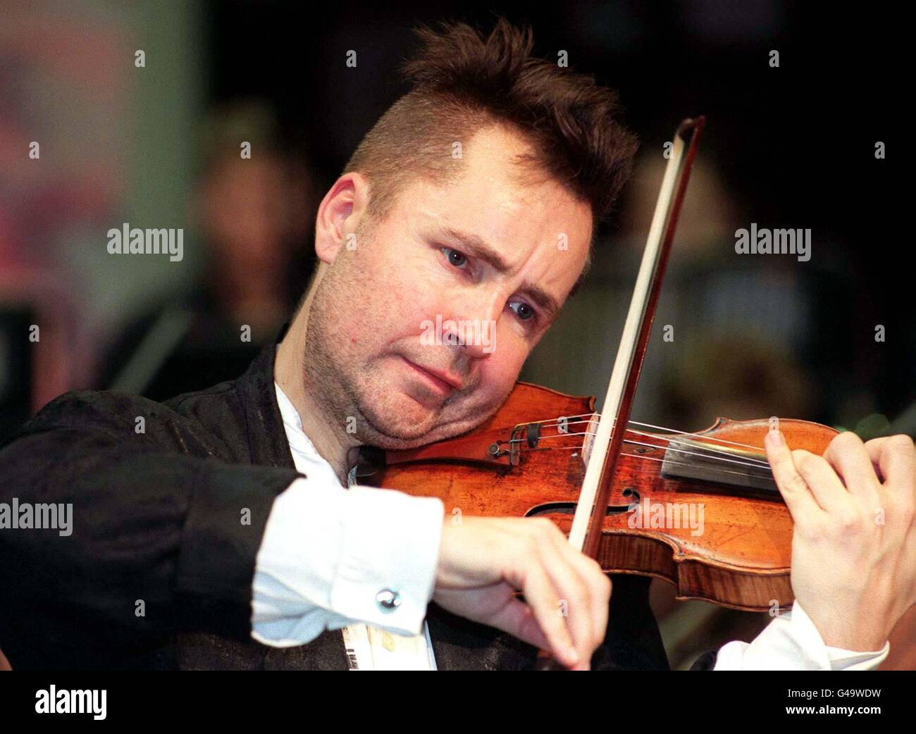 28 DÉCEMBRE : joueur de violon Nigel Kennedy jouant ce soir (lundi), lors d'une représentation unique du Concerto pour violon Elgar à la Vierge Megastore dans Oxford Street à Londres, assisté par l'Orchestre de chambre de l'Université d'Oxford. Banque D'Images