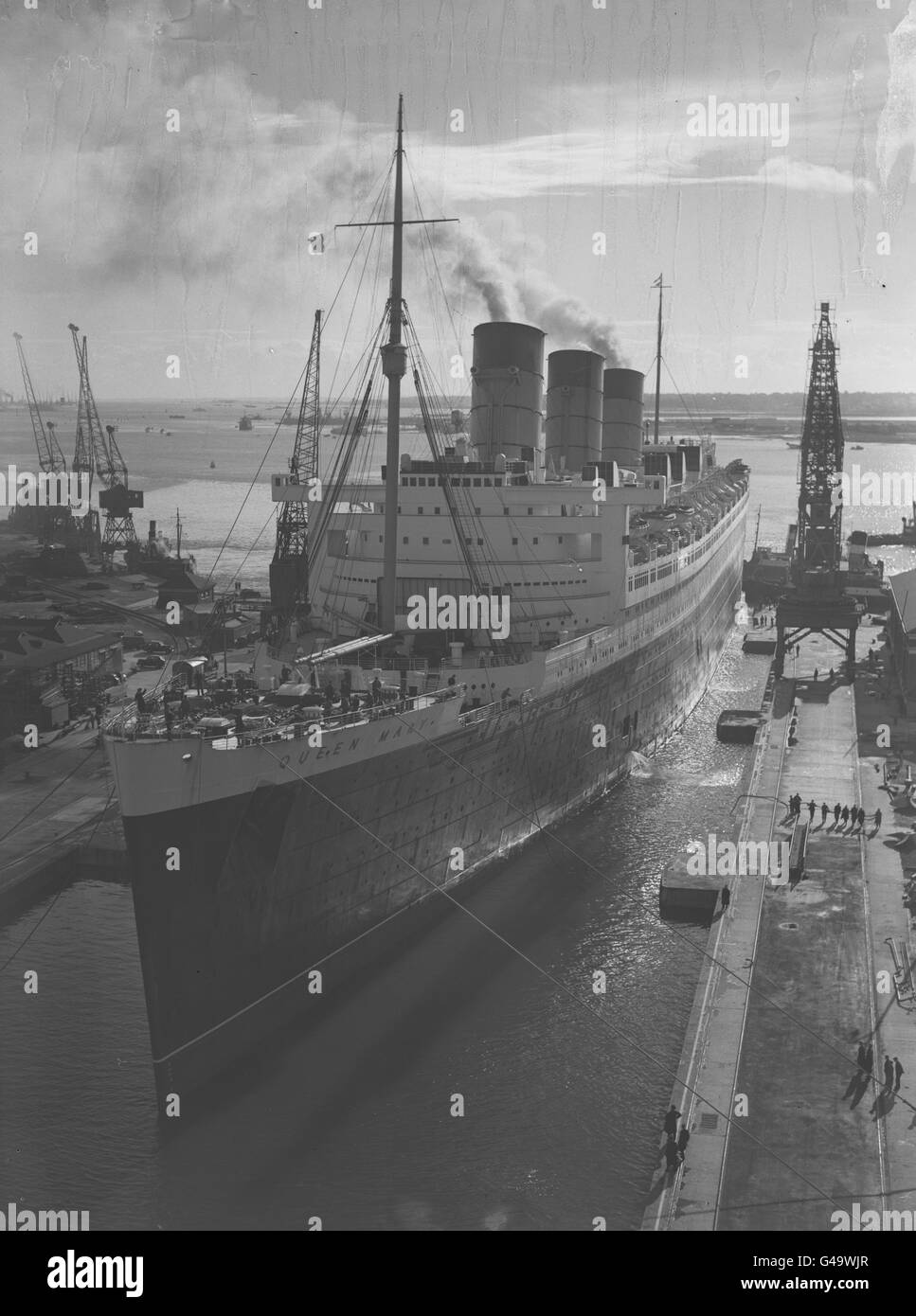 Le paquebot de 81,000 tonnes Cunard-White Star RMS Queen Mary se déplace de manière majestueuse dans le quai sec du roi George V à Southampton pour sa révision annuelle. Banque D'Images