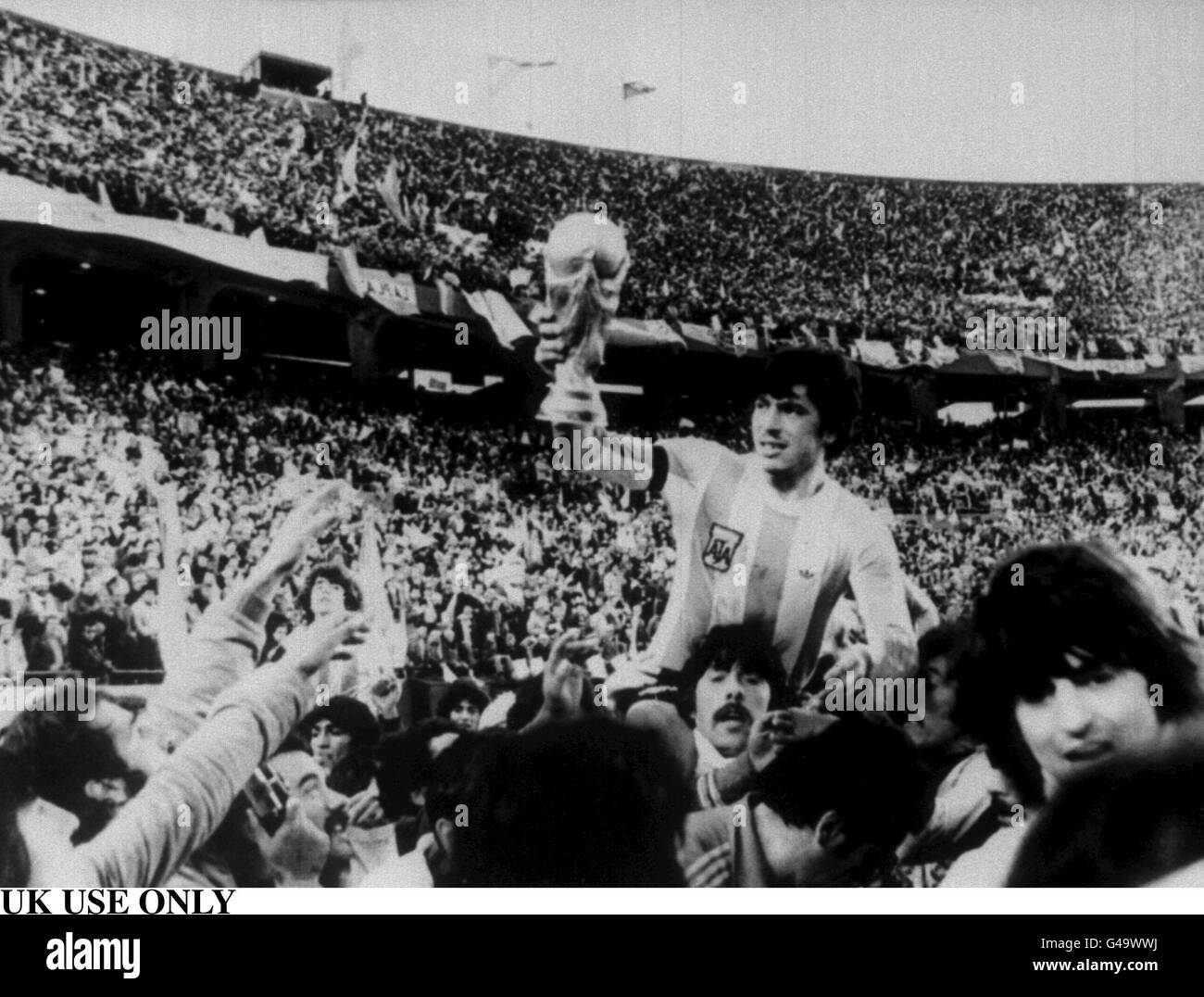 PA NEWS PHOTO 27/6/78 UK : Utilisez uniquement l'équipe de football d'ARGENTINE, LE CAPITAINE DANIEL PASSARELLA EST EFFECTUÉ SUR LES ÉPAULES DE FANS COMME IL LE MONTRE FIÈREMENT LE TROPHÉE DE LA COUPE DU MONDE DE LA FIFA, son équipe a gagné 3-1 EN FINALE DE LA COUPE DU MONDE DE 1978 SUR L'Allemagne de l'OUEST AU RIVER PLATE STADIUM À BUENOS AIRES, ARGENTINE Banque D'Images