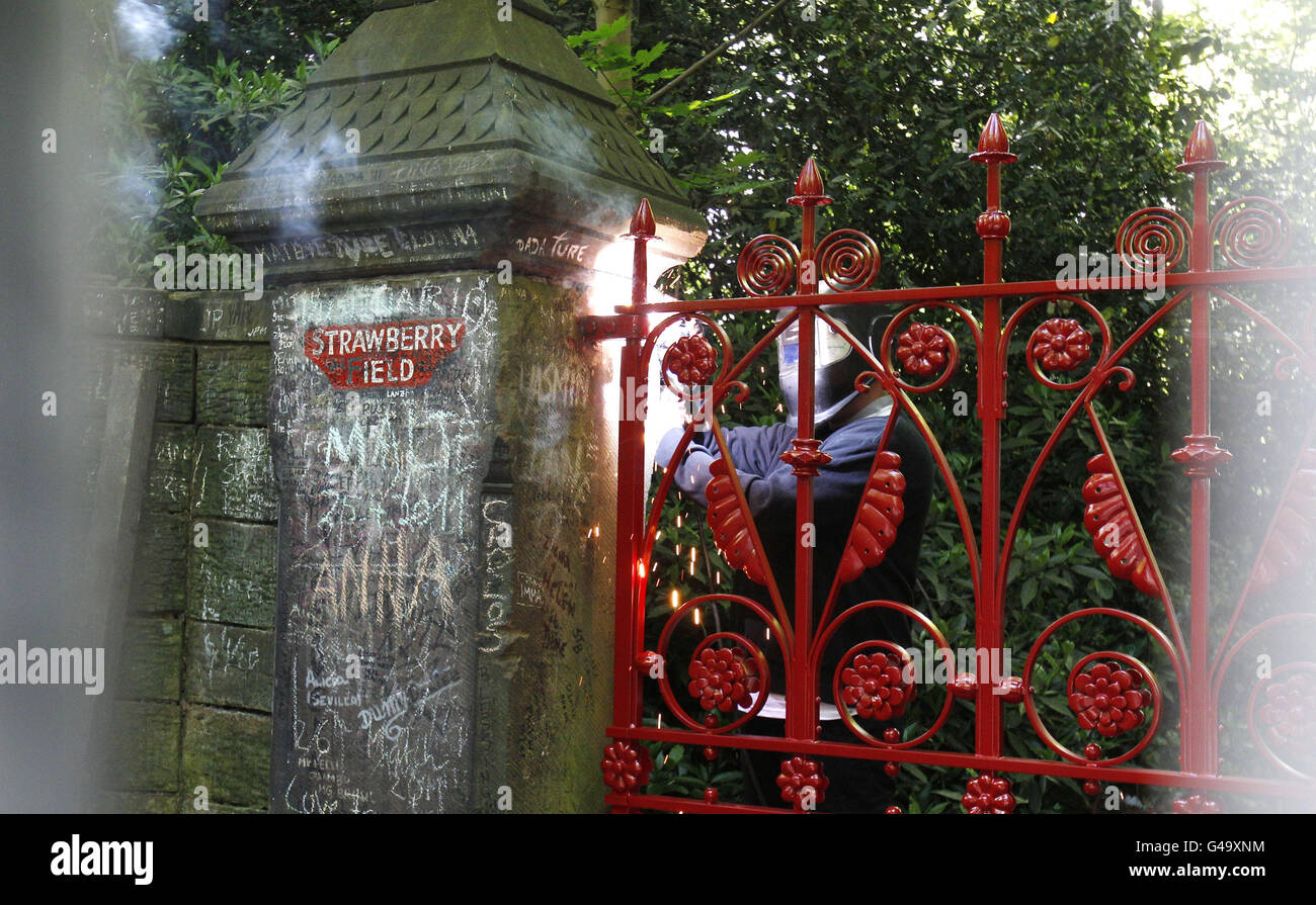 De nouvelles portes de répliques fabriquées à la main sont mises en place au stade Strawberry Field de Liverpool, car les originaux de 100 ans ont été retirés afin d'éviter tout « dommage supplémentaire ». Banque D'Images