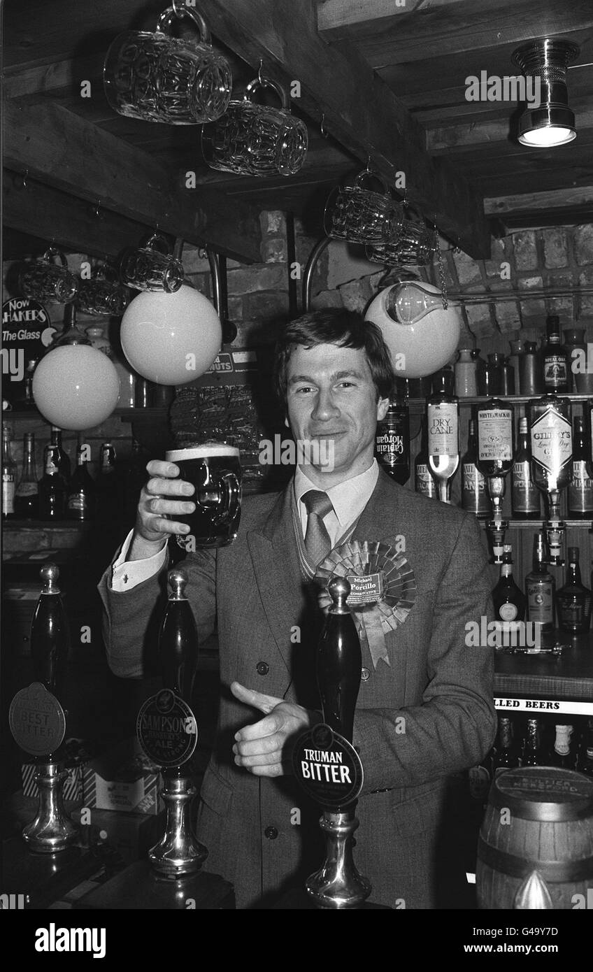 PA NEWS PHOTO 10/12/84 MICHAEL PORTILLO TIRE UNE PINTE D'OUVRIR LE 'PUBLIC' Le WOOLPACK MAISON À ENFIELD, Londres, où il est candidat conservateur de la prochaine élection partielle. Banque D'Images