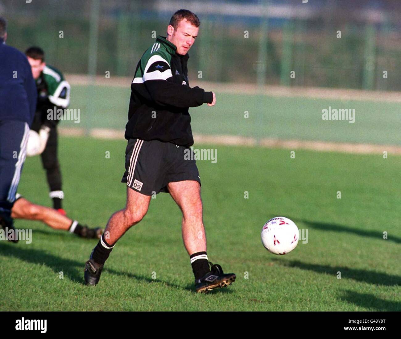 Alan Shearer, attaquant de Newcastle, en action pendant l'entraînement au château Lumley, dans le comté de Durham, aujourd'hui (lundi). Photo d'Owen Humphreys/PA Banque D'Images